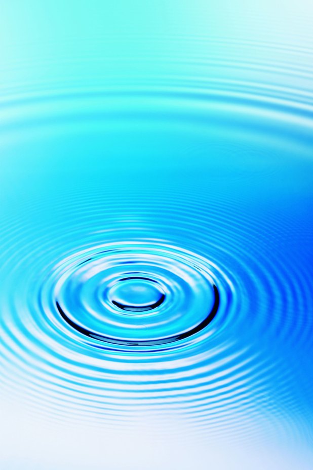 Dejar caer un iPhone en el agua puede causar daños que incluye una pantalla táctil que no responde.