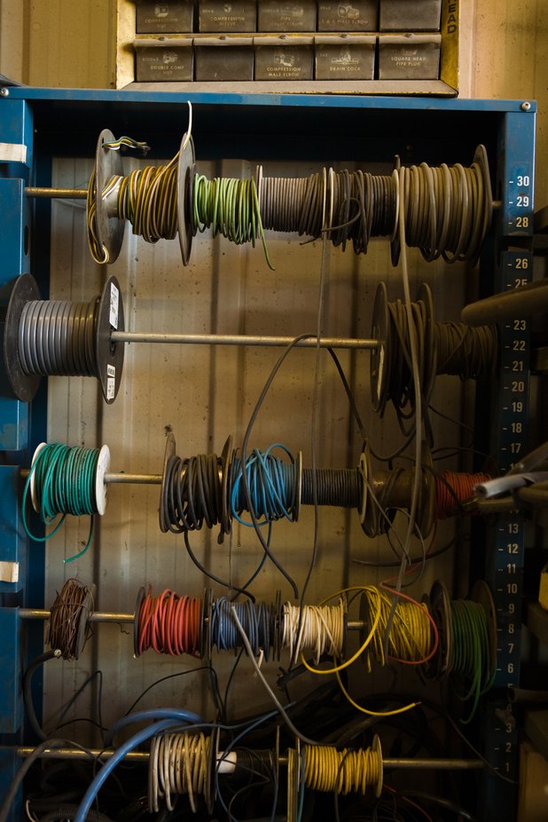 Los cables contienen varios cables diferentes envueltos juntos en un aislador.