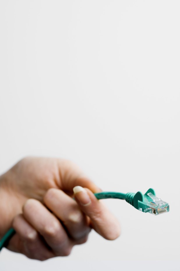 Utiliza un convertidor para conectar HDMI a un cable Cat5 para cubrir mayores distancias.