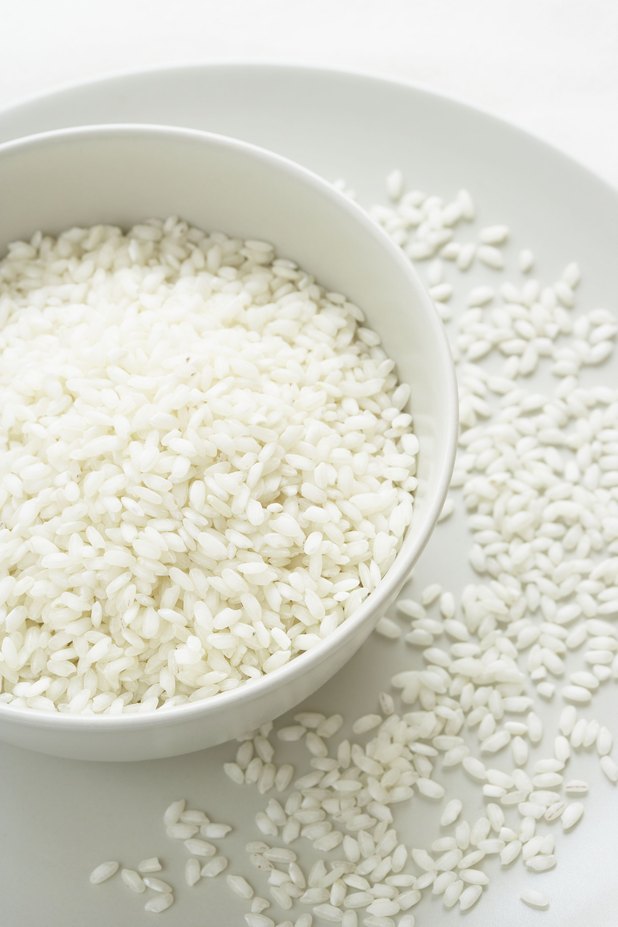 El arroz absorbe el agua de manera natural.