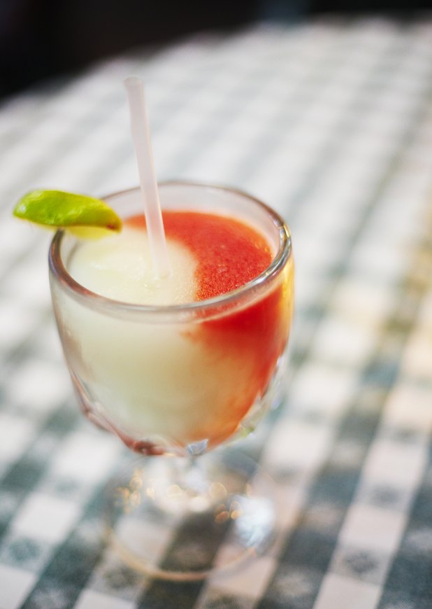 El alcohol contiene calorías vacías, que llevan a tener "Barriga cervecera".