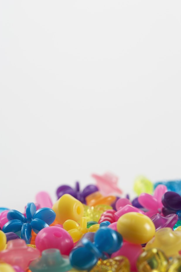 Elige objetos pequeños como fichas, como clips para hojas, monedas, cuentas, trozos de papel de color o incluso caramelos pequeños.