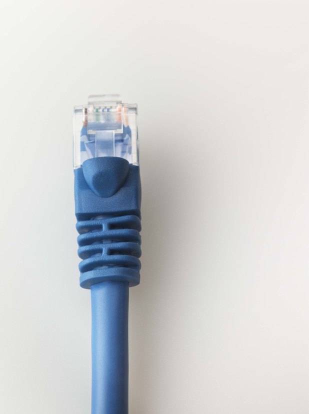 Los cables Ethernet cruzados pueden crear una mini-red de dos computadoras.