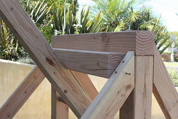 The launching block should be fitted between the side supports.