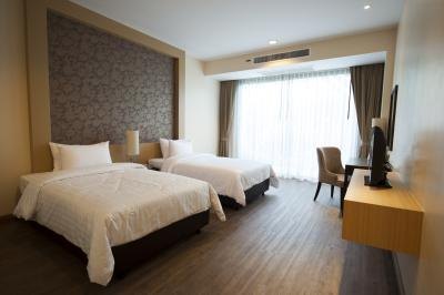 Two full size beds in hotel room