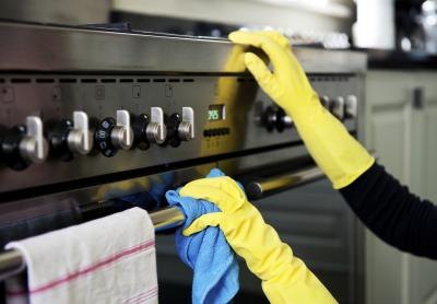 Oven handle getting cleaned