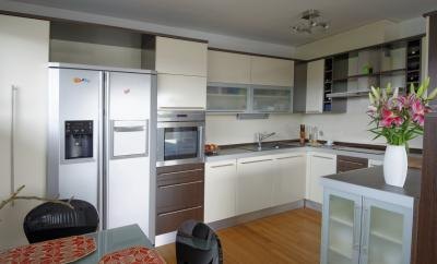 Cream colored kitchen on honey oak floors