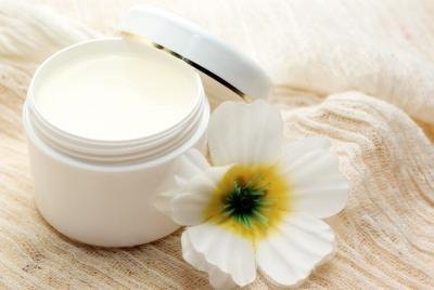 When using the ointment on children, it is best to dilute it with petroleum jelly