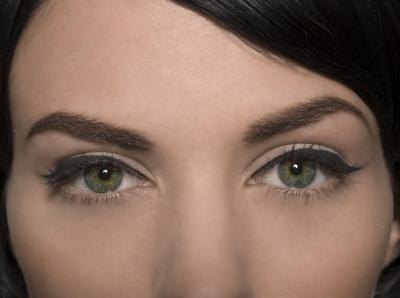 What makes a person's eyes green depends on our parents and science. What makes a person's eyes green depends on our parents and science.