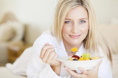 A hypothyroid patient should stick to a low to moderate carbohydrate diet.