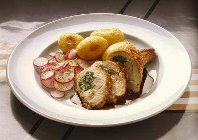 Turkey breast with potatoes and radishes.