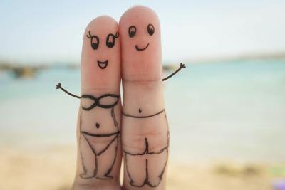 Ink on two fingers portrays a happy couple on the beach. Ink on two fingers portrays a happy couple on the beach.