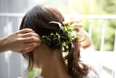 Fasten the ivy in her hair.