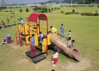 Your city or town website should have a list of all parks and playgrounds in your area; alternatively, look up a map of your area online and look for green spaces, which usually indicate parks. Your city or town website should have a list of all parks and playgrounds in your area; alternatively, look up a map of your area online and look for green spaces, which usually indicate parks.