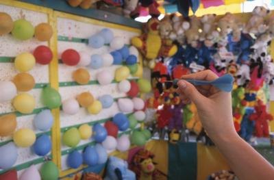 Throw darts and pop the balloons to win
