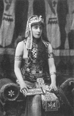 Simple elements can become a very fanciful Cleopatra headpiece. Simple elements can become a very fanciful Cleopatra headpiece.