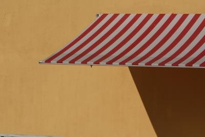 Retractable awning