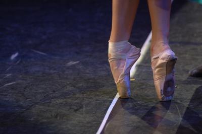 Hammer toes are the distortion of the bones of any of the toes from wearing high heels Hammer toes are the distortion of the bones of any of the toes from wearing high heels