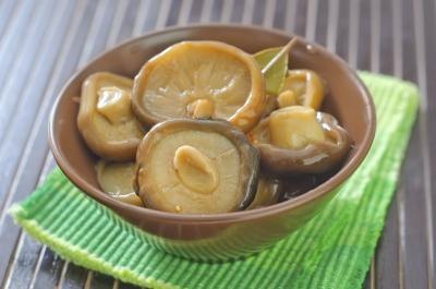 Edible mushrooms in bowl.