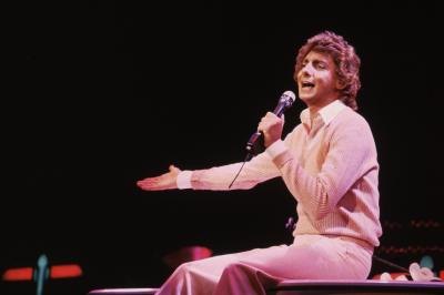 Barry Manilow sings on stage in London, 1982.