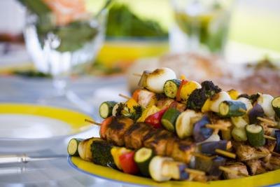 A plate of chicken and vegetable kebabs.