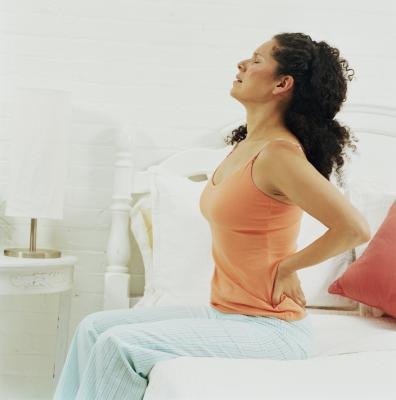 The kidneys can actually cause pain that originates in the mid-back area on one or both sides. The kidneys can actually cause pain that originates in the mid-back area on one or both sides.