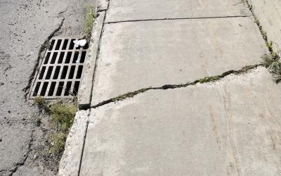 Settlement crack with stress line