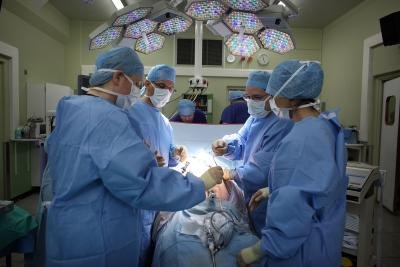 Surgeon and team operates on a patient's gallbladder