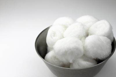 The rinse can be applied to young kittens with cotton balls.
