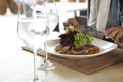 Man eating lunch in restaurant