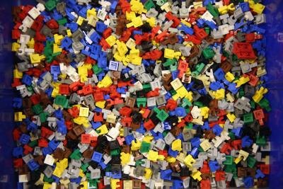 Make a cake in the shape of a LEGO block.