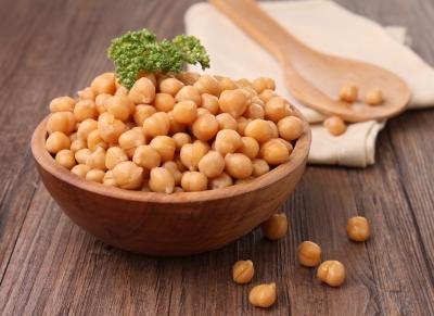 A wooden bowl of chickpeas.