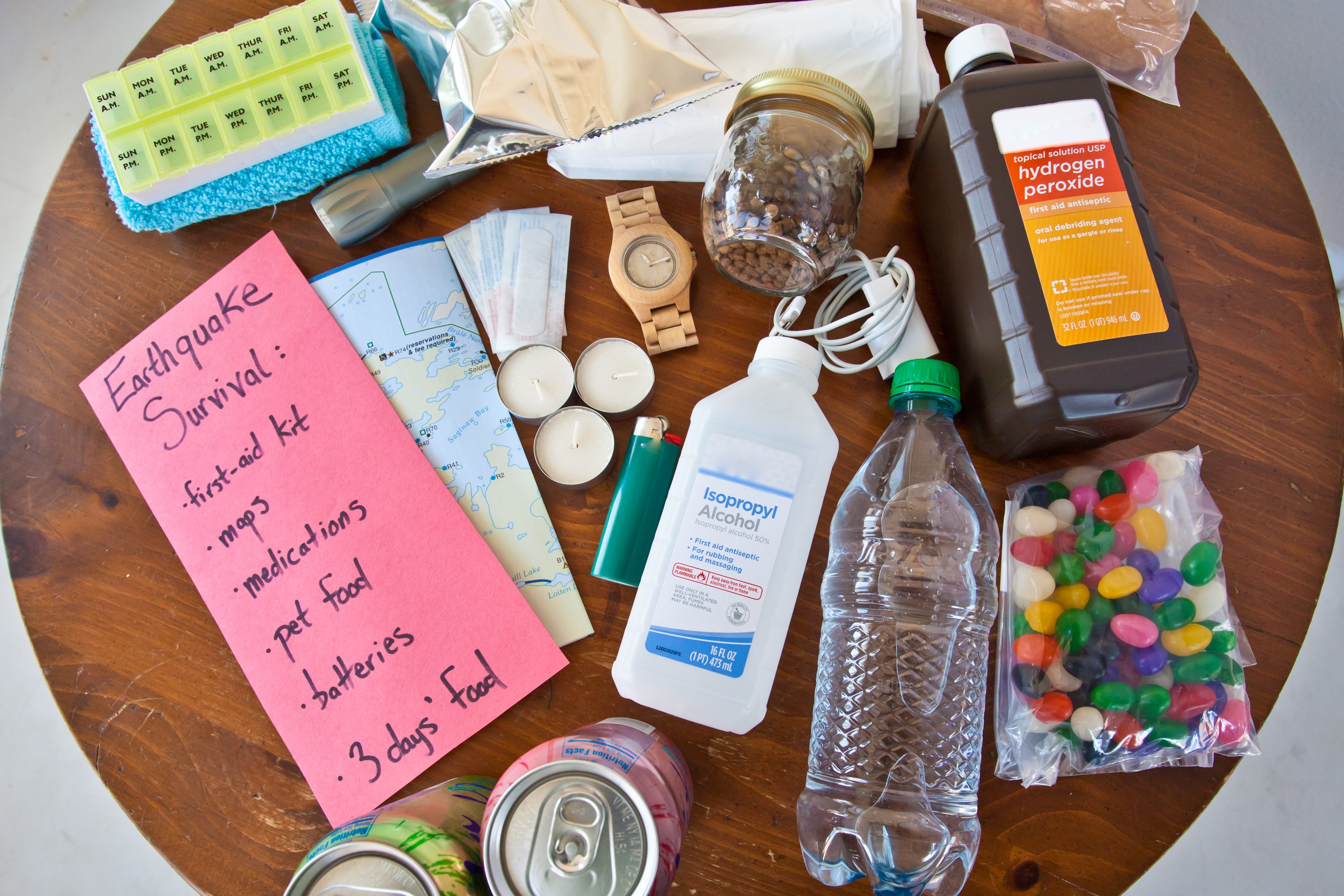 an-earthquake-survival-kit-list-with-pictures-ehow