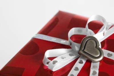 Good Long Distance Valentine's Day Gifts for Your Boyfriend | eHow