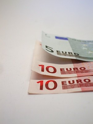 Widely held currencies like the Euro usually have tighter markets. Widely held currencies like the Euro usually have tighter markets.