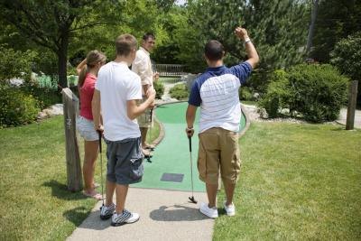 Create a golf-themed goody bag for a miniature golf party. Create a golf-themed goody bag for a miniature golf party.