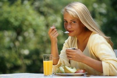 woman eating low calorie breakfast woman eating low calorie breakfast