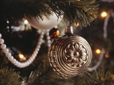 Most prelit Christmas trees come with replacement light bulbs. Most prelit Christmas trees come with replacement light bulbs.