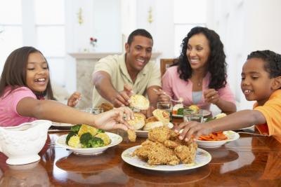 Serve cold fried chicken when heating isn't convenient. Serve cold fried chicken when heating isn't convenient.