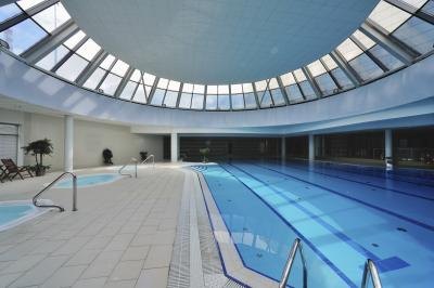 jacuzzi's and large swimming pool jacuzzi's and large swimming pool