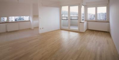 Laminate and ceramic tile in this open floor plan. Laminate and ceramic tile in this open floor plan.