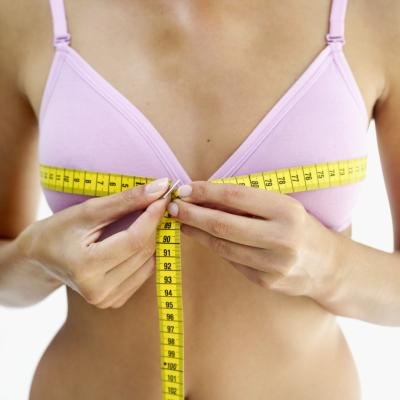 The rate at which a woman’s breasts grow varies from one individual to the next and depends on hereditary factors and estrogen production, as well as when puberty begins. The rate at which a woman’s breasts grow varies from one individual to the next and depends on hereditary factors and estrogen production, as well as when puberty begins.