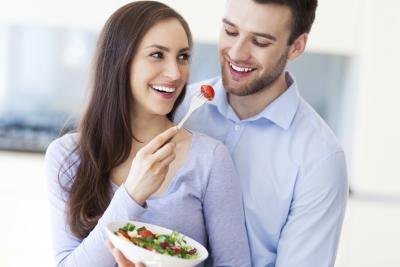 diabetic couple eating salad diabetic couple eating salad