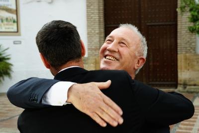 The groom's parents pay for his attire and boutonniere. The groom's parents pay for his attire and boutonniere.