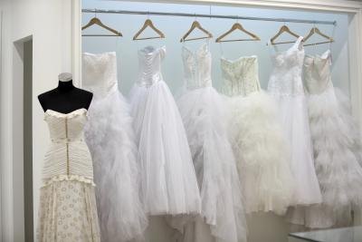 Short women need to pay special attention to the style of wedding dress they choose. Short women need to pay special attention to the style of wedding dress they choose.