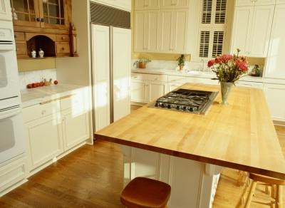 Pale oak shades match well with light, yellow-based green shades. Pale oak shades match well with light, yellow-based green shades.