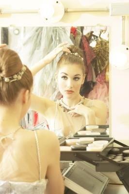 Does the Mineral Veil Go on Before or After the Foundation? | eHow
