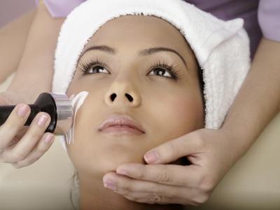 California requires estheticians to obtain a state license. California requires estheticians to obtain a state license.