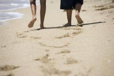 femmes marchant sur la plage