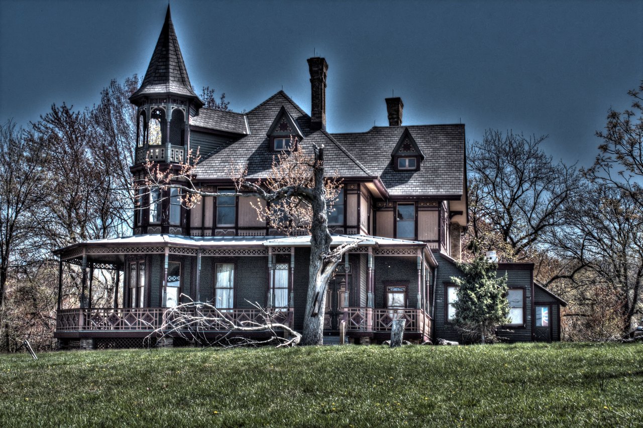The History Of This Haunted Mansion In New York Is Truly Twisted